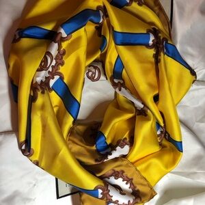 Gucci scarf silk/ twill Yellow and Blue geometric square Scarf, new